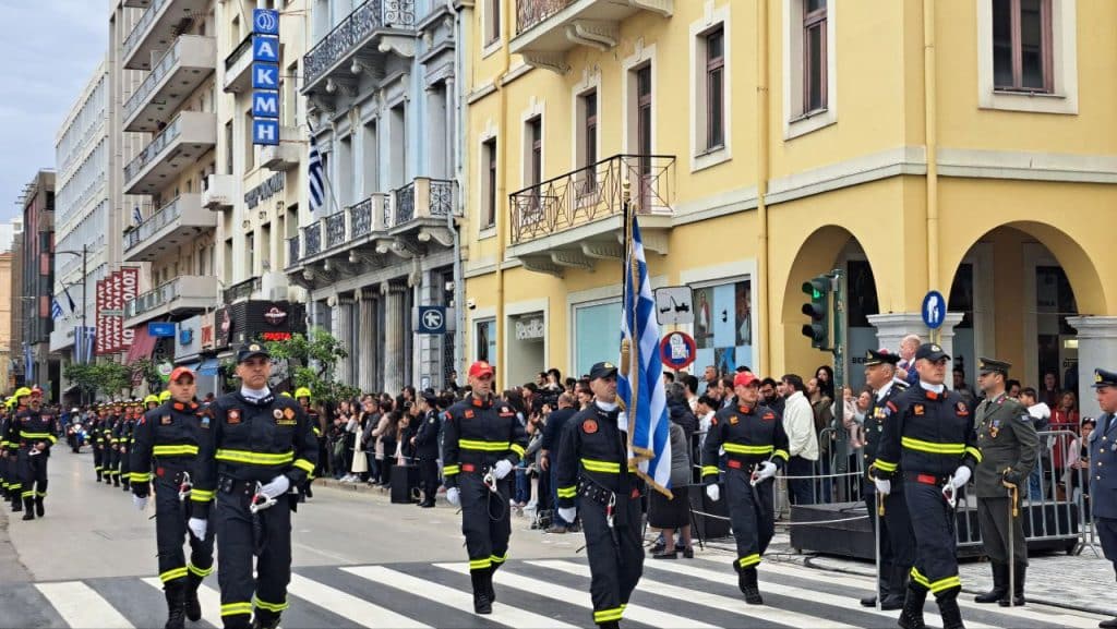 ΔΕΙΤΕ ΠΑΝΩ ΑΠΟ 250 ΦΩΤΟ ΚΑΙ ΒΙΝΤΕΟ: Η μεγάλη παρέλαση της Πάτρας για την Εθνική επέτειο