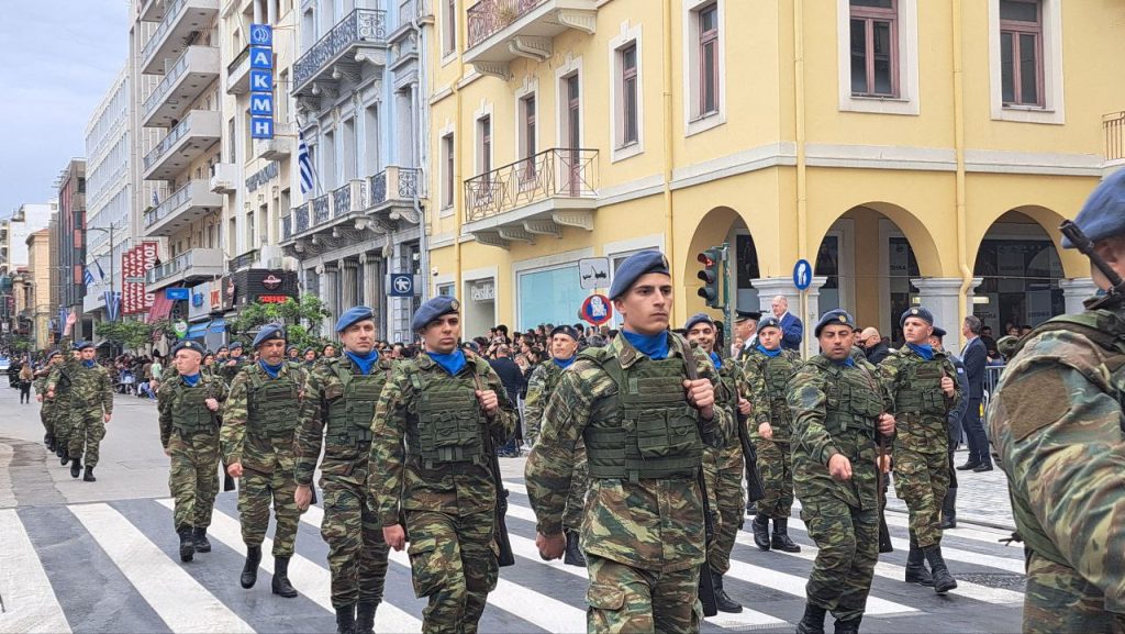 ΔΕΙΤΕ ΠΑΝΩ ΑΠΟ 250 ΦΩΤΟ ΚΑΙ ΒΙΝΤΕΟ: Η μεγάλη παρέλαση της Πάτρας για την Εθνική επέτειο