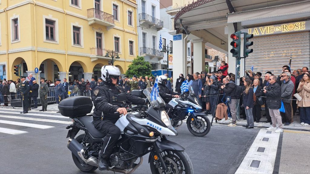 ΔΕΙΤΕ ΠΑΝΩ ΑΠΟ 250 ΦΩΤΟ ΚΑΙ ΒΙΝΤΕΟ: Η μεγάλη παρέλαση της Πάτρας για την Εθνική επέτειο