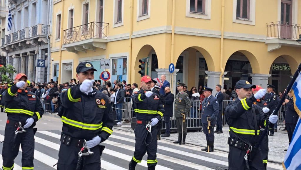 ΔΕΙΤΕ ΠΑΝΩ ΑΠΟ 250 ΦΩΤΟ ΚΑΙ ΒΙΝΤΕΟ: Η μεγάλη παρέλαση της Πάτρας για την Εθνική επέτειο