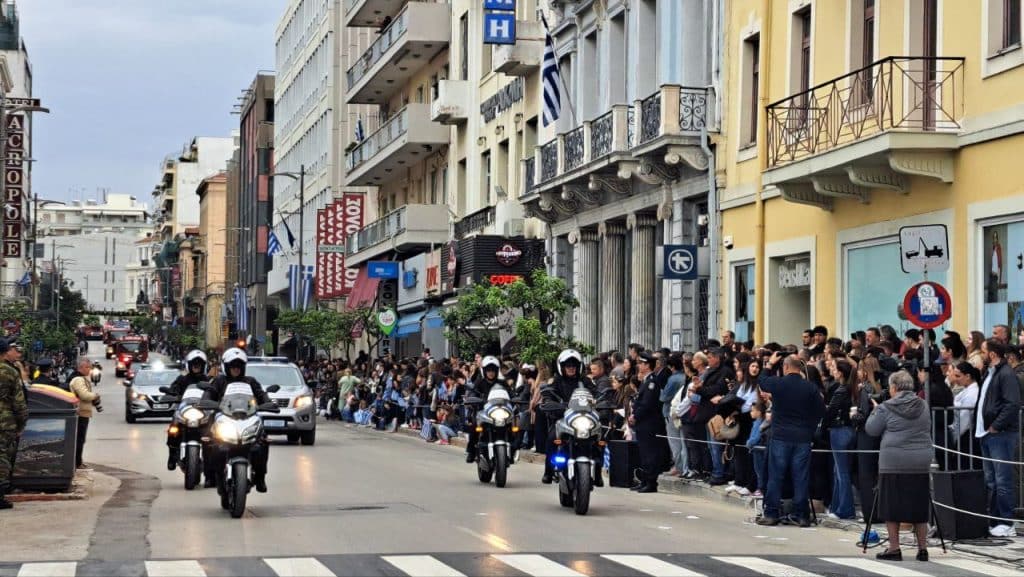 ΔΕΙΤΕ ΠΑΝΩ ΑΠΟ 250 ΦΩΤΟ ΚΑΙ ΒΙΝΤΕΟ: Η μεγάλη παρέλαση της Πάτρας για την Εθνική επέτειο