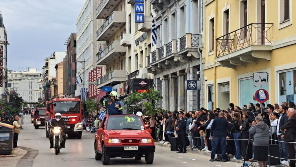 ΔΕΙΤΕ ΠΑΝΩ ΑΠΟ 250 ΦΩΤΟ ΚΑΙ ΒΙΝΤΕΟ: Η μεγάλη παρέλαση της Πάτρας για την Εθνική επέτειο