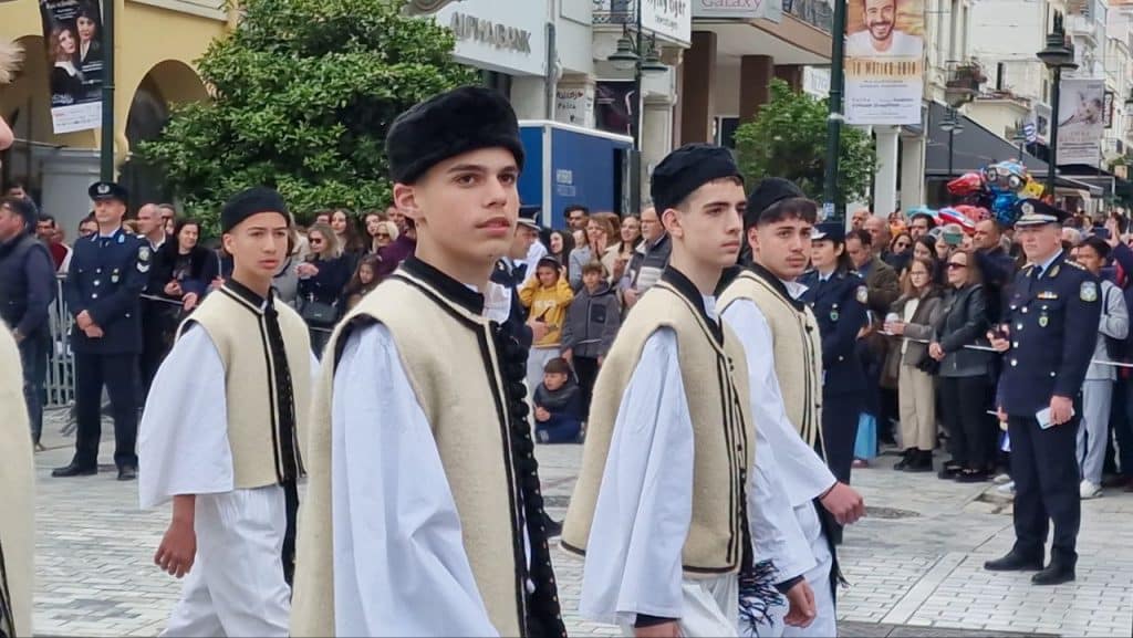 ΔΕΙΤΕ ΦΩΤΟ ΚΑΙ ΒΙΝΤΕΟ: Η παρέλαση του 2ου Γυμνασίου Πατρών