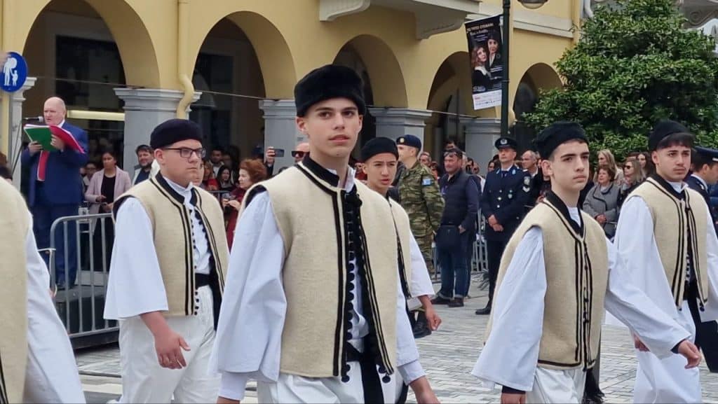 ΔΕΙΤΕ ΦΩΤΟ ΚΑΙ ΒΙΝΤΕΟ: Η παρέλαση του 2ου Γυμνασίου Πατρών