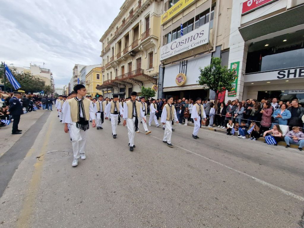 ΔΕΙΤΕ ΦΩΤΟ ΚΑΙ ΒΙΝΤΕΟ: Η παρέλαση του 2ου Γυμνασίου Πατρών