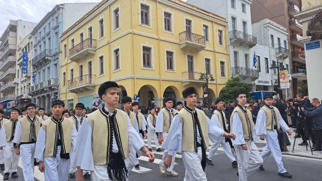 ΔΕΙΤΕ ΦΩΤΟ ΚΑΙ ΒΙΝΤΕΟ: Η παρέλαση του 2ου Γυμνασίου Πατρών