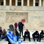 Στην κάλπη ή στην πλατεία; Πού πέφτει μια κυβέρνηση;