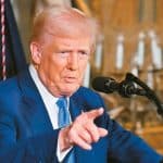 Οικονομία: Τι αλλάζει η πολιτική Τραμπ – Αβεβαιότητα και αμυντικές δαπάνες περιορίζουν τις παροχές