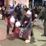 Θεσσαλονίκη: Επεισόδια για την παράσταση του Ζαραλίκου που εμφανίζεται ως «Εσταυρωμένος» - Χρήση χημικών και προσαγωγές από την ΕΛ.ΑΣ. (ΦΩΤΟ - ΒΙΝΤΕΟ)