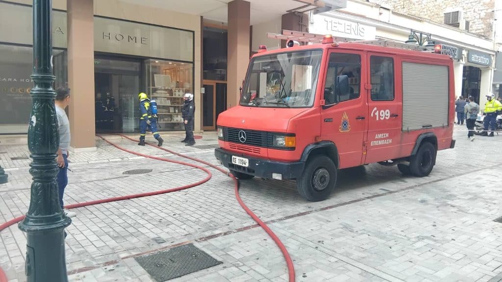 ΠΑΤΡΑ - ΤΩΡΑ: Μεγάλη φωτιά στην Αγίου Νικολάου - Γέμισε μαύρους καπνούς το κέντρο - ΒΙΝΤΕΟ
