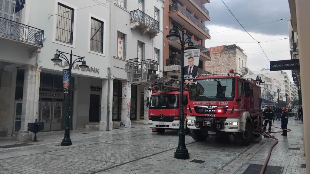 ΠΑΤΡΑ - ΤΩΡΑ: Μεγάλη φωτιά στην Αγίου Νικολάου - Γέμισε μαύρους καπνούς το κέντρο - ΒΙΝΤΕΟ