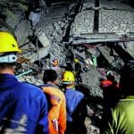 Στη Μιανμάρ η χούντα βομβαρδίζει τα θύματα του σεισμού