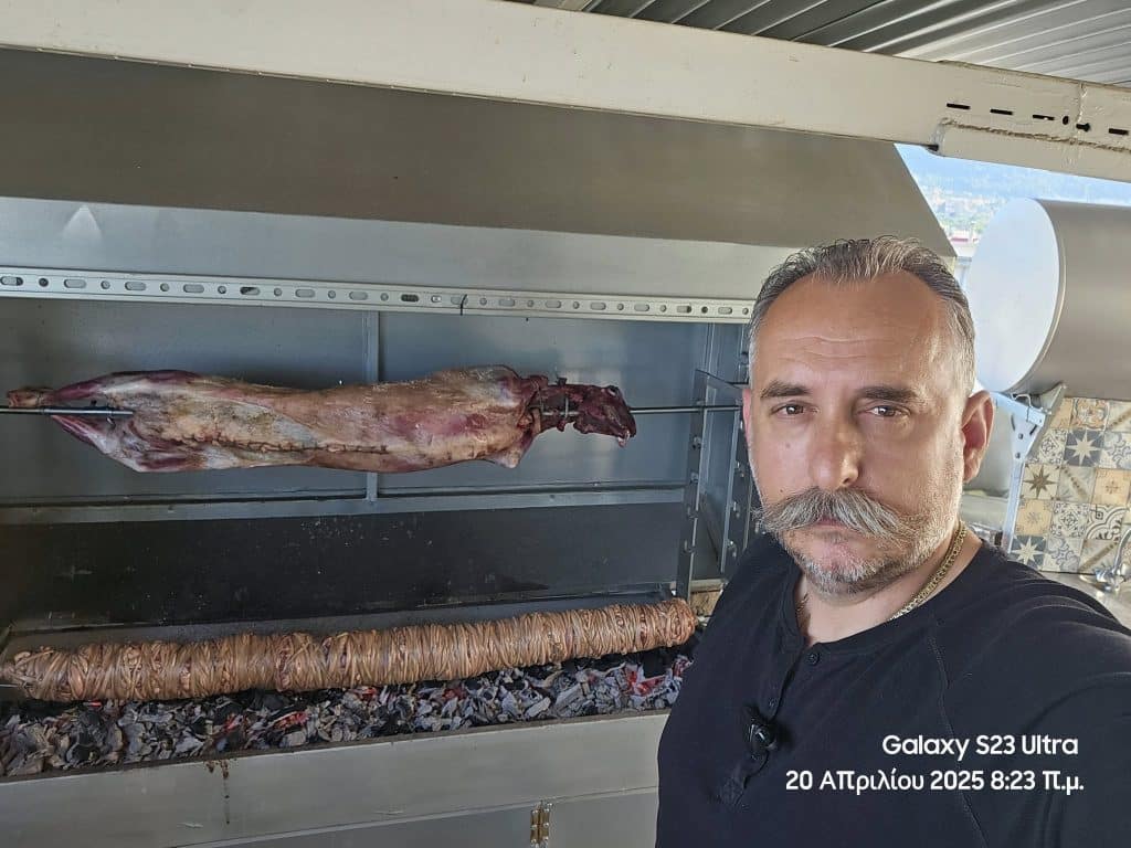 ΔΕΙΤΕ ΔΕΚΑΔΕΣ ΦΩΤΟ: Πάσχα Ελλήνων Πάσχα! Ψήνουν στην Αχαϊα και το facebook... γεμίζει σούβλες
