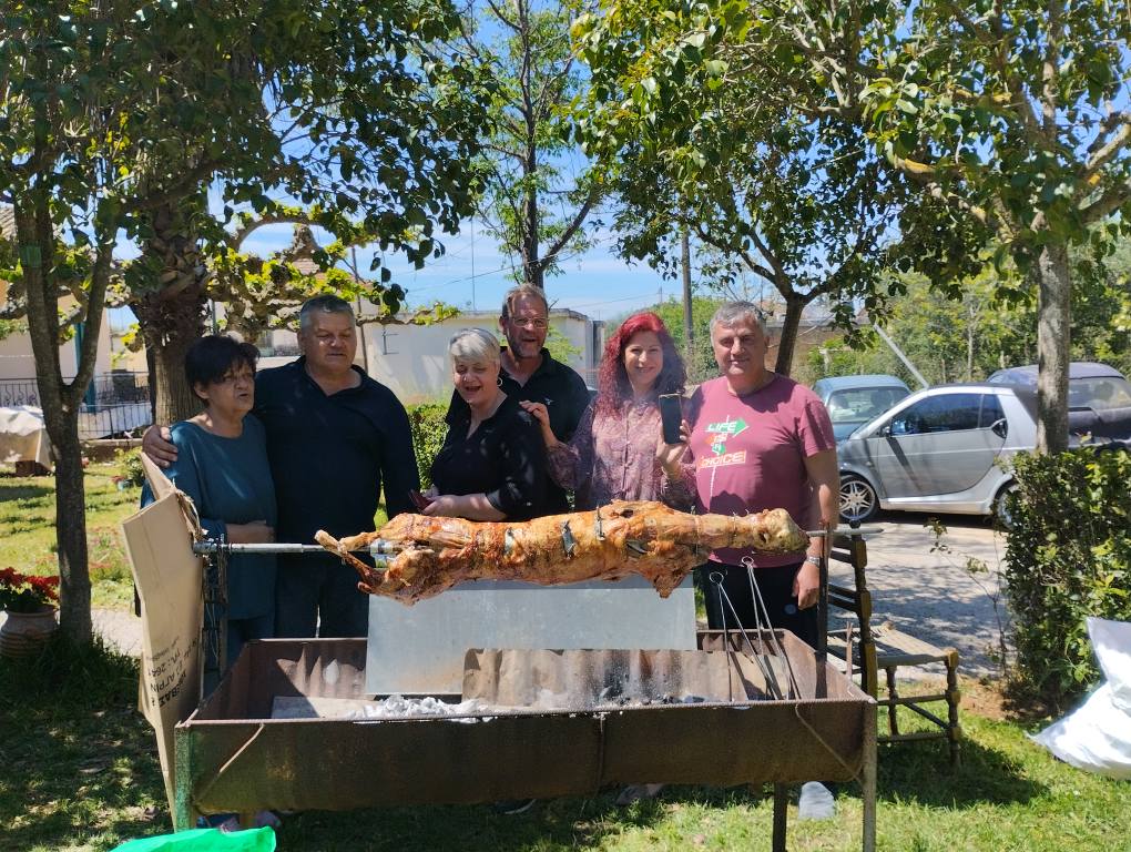 ΔΕΙΤΕ ΔΕΚΑΔΕΣ ΦΩΤΟ: Πάσχα Ελλήνων Πάσχα! Ψήνουν στην Αχαϊα και το facebook... γεμίζει σούβλες