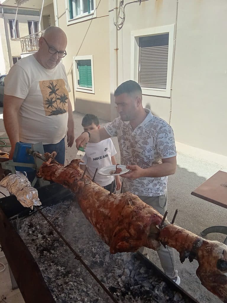 ΔΕΙΤΕ ΔΕΚΑΔΕΣ ΦΩΤΟ: Πάσχα Ελλήνων Πάσχα! Ψήνουν στην Αχαϊα και το facebook... γεμίζει σούβλες