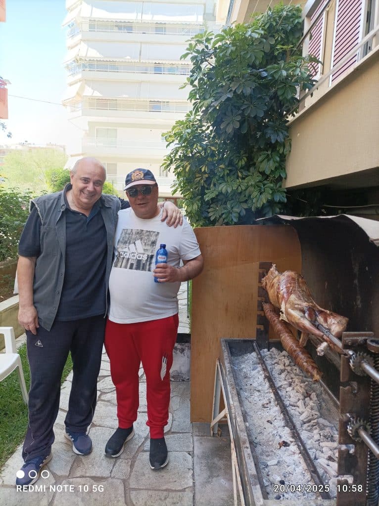 ΔΕΙΤΕ ΔΕΚΑΔΕΣ ΦΩΤΟ: Πάσχα Ελλήνων Πάσχα! Ψήνουν στην Αχαϊα και το facebook... γεμίζει σούβλες