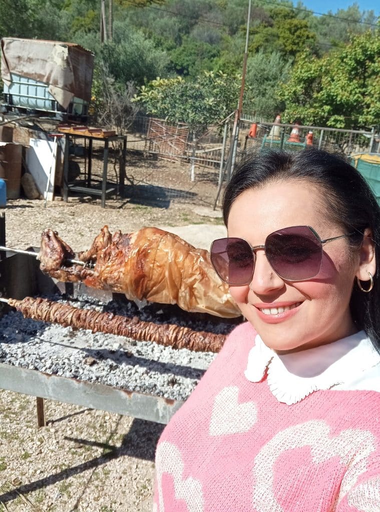 ΔΕΙΤΕ ΔΕΚΑΔΕΣ ΦΩΤΟ: Πάσχα Ελλήνων Πάσχα! Ψήνουν στην Αχαϊα και το facebook... γεμίζει σούβλες
