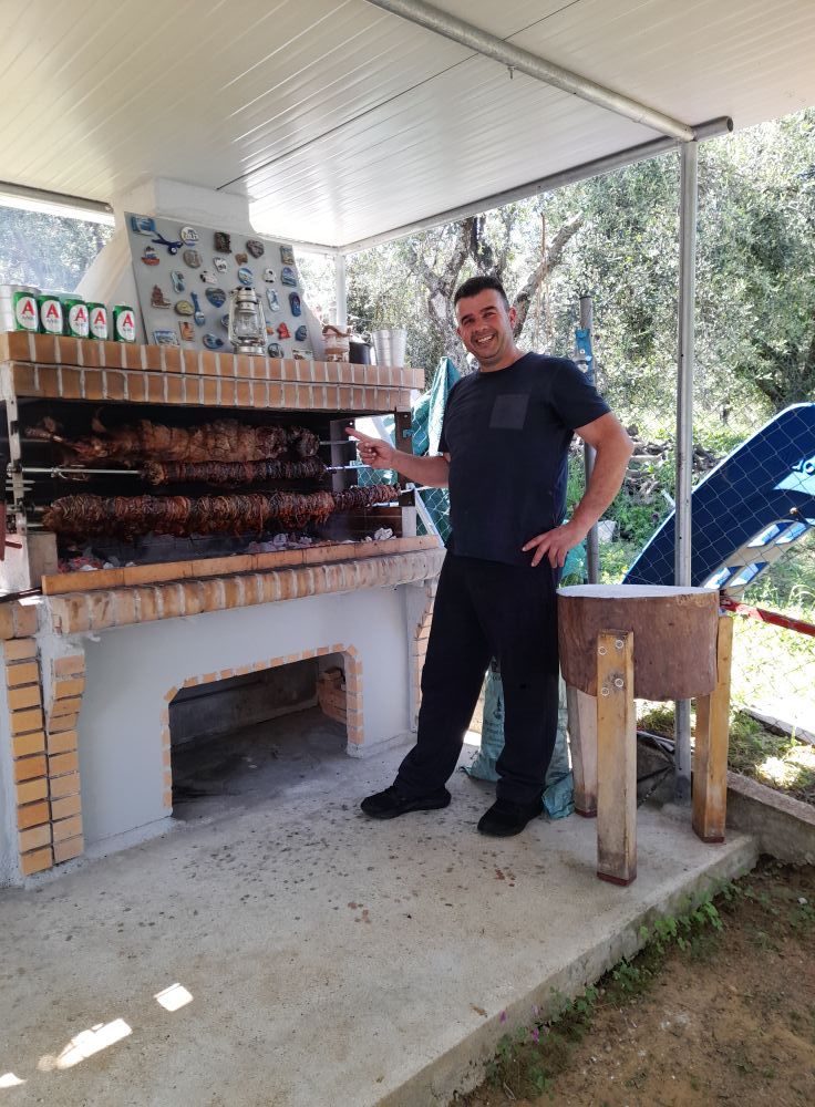 ΔΕΙΤΕ ΔΕΚΑΔΕΣ ΦΩΤΟ: Πάσχα Ελλήνων Πάσχα! Ψήνουν στην Αχαϊα και το facebook... γεμίζει σούβλες