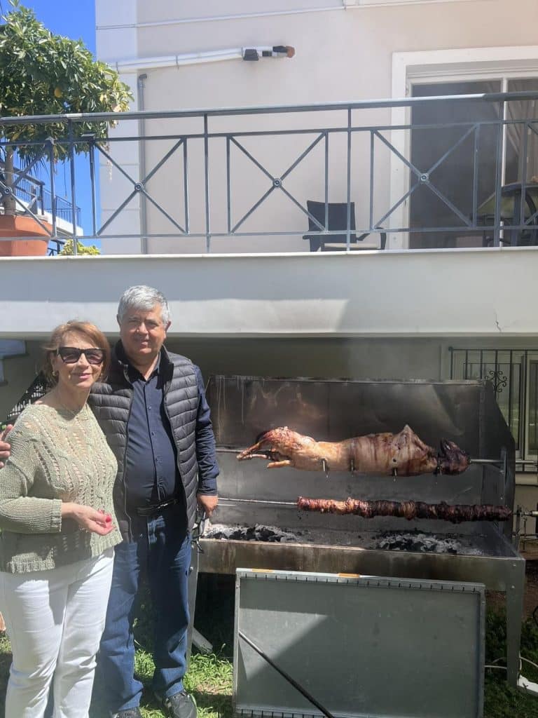 ΔΕΙΤΕ ΔΕΚΑΔΕΣ ΦΩΤΟ: Πάσχα Ελλήνων Πάσχα! Ψήνουν στην Αχαϊα και το facebook... γεμίζει σούβλες