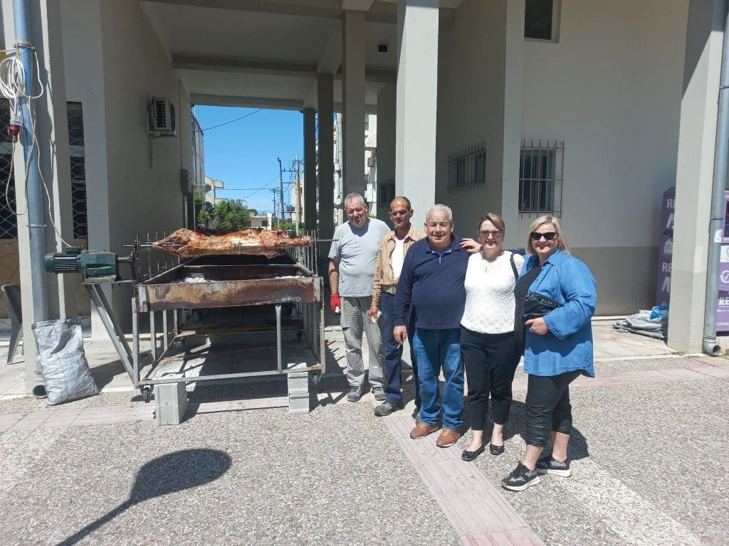 ΔΕΙΤΕ ΔΕΚΑΔΕΣ ΦΩΤΟ: Πάσχα Ελλήνων Πάσχα! Ψήνουν στην Αχαϊα και το facebook... γεμίζει σούβλες