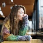 Η γενιά της εξουθένωσης – Γιατί οι νέοι βιώνουν κρίση μέσης ηλικίας πριν τα 30