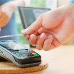 Τα POS «εξαφάνισαν» μετρητά 5,3 δισ. και έφεραν 2,66 δισ. στα κρατικά ταμεία