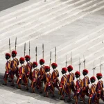 Η Φρουρά του Πάπα: Οι 135 επίλεκτοι στρατιώτες με τις εντυπωσιακές ριγέ στολές είναι απαραίτητα Ελβετοί, νέοι και καθολικοί