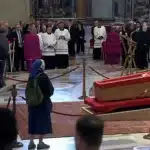 Πάπας Φραγκίσκος: Η στιγμή που καλόγρια και στενή του φίλη «σπάει» το πρωτόκολλο και στέκεται δίπλα στο φέρετρο