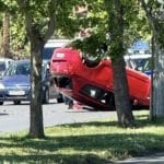ΦΩΤΟ: Αυτοκίνητο προσέκρουσε σε δέντρο και αναποδογύρισε