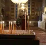Άνδρας εισέβαλε σε εκκλησία την ώρα της Ακολουθίας και άρχισε να φωνάζει – Επιτέθηκε σε αστυνομικούς που κλήθηκαν στο σημείο