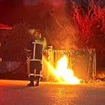 ΠΑΤΡΑ: Εβαλαν φωτιά σε δένδρα στην Πλατεία Ελευθερίας