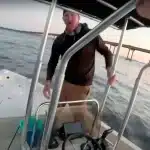 ΗΠΑ: Άγριο επεισόδιο με 40χρονο που έκανε ρεσάλτο σε βάρκα 22χρονου - Το βίντεο που «έγραψε» 15 εκατ. views στο Facebook