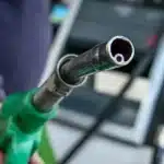 Φθηνότερη κατά 11% φέτος η έξοδος του Πάσχα – Πτώση 20 λεπτά ανά λίτρο στις τιμές των καυσίμων
