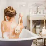 Τα πιο συχνά λάθη στο λούσιμο που κάνουν τα μαλλιά να δείχνουν θαμπά