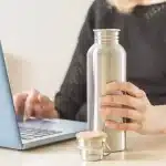 Τι κινδύνους κρύβουν τα επαναχρησιμοποιούμενα μπουκάλια νερού – Πώς να τα καθαρίσετε σωστά