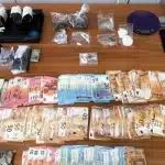 Μενίδι: Ναρκέμπορος δεχόταν πελάτες στη μεζονέτα του και τους κατέβαζε με κουβά «βραστή» κοκαΐνη - Πέντε συλλήψεις από την ΕΛΑΣ