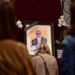 Δεκάδες πιστοί στην καθολική εκκλησία του Αγίου Διονυσίου στην Αθήνα αποχαιρετούν τον Ποντίφικα