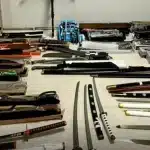 Κατάστημα με ρούχα στο Περιστέρι πουλούσε παράνομα ξίφη και μαχαίρια διαφόρων τύπων