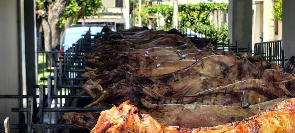 ΔΕΙΤΕ ΔΕΚΑΔΕΣ ΦΩΤΟ: Πάσχα Ελλήνων Πάσχα! Ψήνουν στην Αχαϊα και το facebook... γεμίζει σούβλες