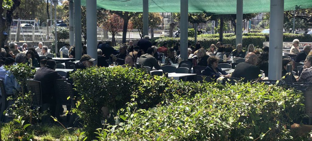 ΔΕΙΤΕ ΔΕΚΑΔΕΣ ΦΩΤΟ: Πάσχα Ελλήνων Πάσχα! Ψήνουν στην Αχαϊα και το facebook... γεμίζει σούβλες