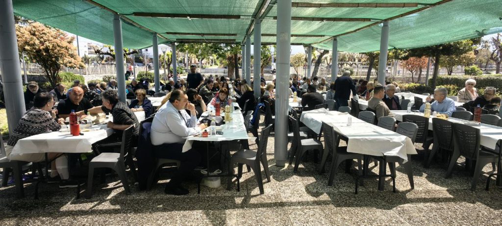 ΔΕΙΤΕ ΔΕΚΑΔΕΣ ΦΩΤΟ: Πάσχα Ελλήνων Πάσχα! Ψήνουν στην Αχαϊα και το facebook... γεμίζει σούβλες