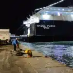 Προβλήματα πρόσδεσης του «Νήσος Ρόδος» στη Χίο λόγω θυελλωδών ανέμων - Έσπασαν οι κάβοι, κόπηκε η μπίντα