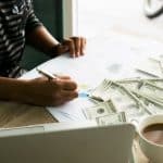 Ο ευρωπαϊκός Νότος παλεύει να κρατήσει νέους με εξειδίκευση αλλά Βορράς και ΗΠΑ τους χρυσοπληρώνουν