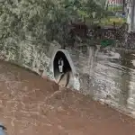 Δύο άτομα αποκλείστηκαν στο ρέμα Προμπονά στα Πατήσια - Δυνάμεις της πυροσβεστικής στο σημείο