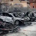Επίθεση αναρχικών βλέπει ο Ιταλός υπουργός Εσωτερικών πίσω από την πυρπόληση 17 αυτοκινήτων σε αντιπροσωπεία της Tesla στη Ρώμη