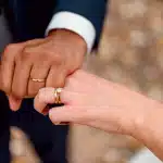 Γιατί όλοι και πιο πολλοί Έλληνες γυρίζουν την πλάτη τους στον θεσμό του γάμου;