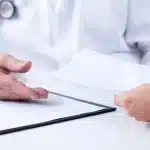 Θεσσαλονίκη: Αναβλήθηκε η υπόθεση του γιατρού με το φακελάκι - «Τον πλήρωσα με χαρτονομίσματα των 5 ευρώ» λέει η γυναίκα