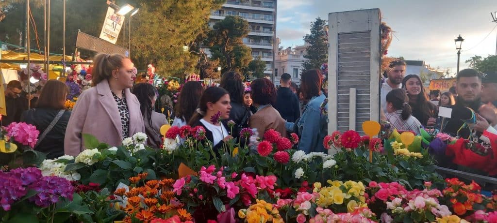 ΠΑΤΡΑ: Το αδιαχώρητο σε Ομόνοια και Ψηλαλώνια! Η πόλη... πιάνει τον Μάη - ΦΩΤΟ ΚΑΙ ΒΙΝΤΕΟ