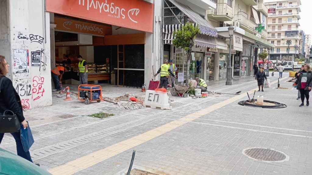 ΠΑΤΡΑ: ΑΠΙΣΤΕΥΤΟ ΣΚΗΝΚΟ ΣΤΗ ΜΑΙΖΩΝΟΣ! Τελείωσαν τα έργα στον πεζόδρομο… και άλλη εταιρεία… έσκαβε τα πεζοδρόμια! ΦΩΤΟ