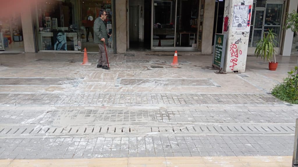 ΠΑΤΡΑ: ΑΠΙΣΤΕΥΤΟ ΣΚΗΝΚΟ ΣΤΗ ΜΑΙΖΩΝΟΣ! Τελείωσαν τα έργα στον πεζόδρομο… και άλλη εταιρεία… έσκαβε τα πεζοδρόμια! ΦΩΤΟ